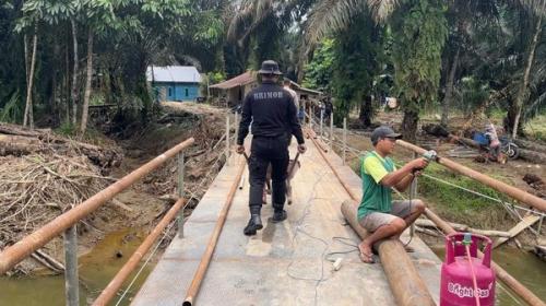 Pembangunan Jembatan di Inhu Riau Dikebut, Akses Desa Terisolir Segera Terbuka.  